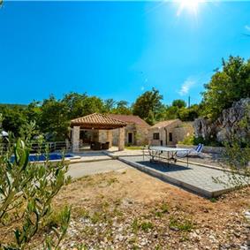 2 bedroom villa with pool and mountain views near Orašac, sleeps 4